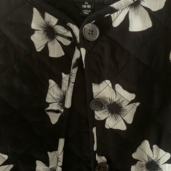 NWT Quilted Cropped Shacket Floral Black and White Women's Jacket - Picture 7 of 7